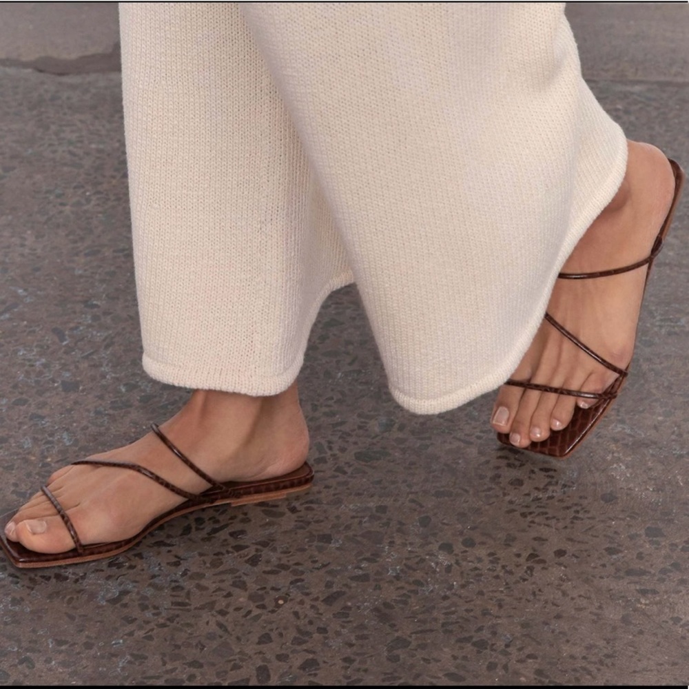 St. Agni Jackie Croc Flat Sandal in Antique Tan; Size 39